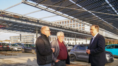Stellen die neue Parkflächen-Solaranlage in Laatzen vor (von links): Holger Scheer, Rolf Behrens und Jan Miede. | Foto: Link