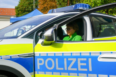 Daniela Behrens sitzt in einem E-Auto der Polizei Niedersachsen. Bis 2030 sollen alle Fahrzeuge im Landesfuhrpark dekarbonisiert sein. | Foto: Link
