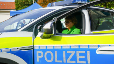 Daniela Behrens sitzt in einem E-Auto der Polizei Niedersachsen. Bis 2030 sollen alle Fahrzeuge im Landesfuhrpark dekarbonisiert sein. | Foto: Link