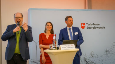 Christian Meyer (von links), Miriam Staudte und Olaf Lies treten bei einem Zwischenfazit für die Taskforce Energiewende im Mai 2023 gemeinsam vor die Presse. Das Ende des Arbeitskreises wurde nur per Pressemitteilung verkündet. | Foto: Link