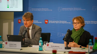 Andreas Teuber und Daniela Behrens stellen den Landesgrundstücksmarktbericht vor. | Foto: Link