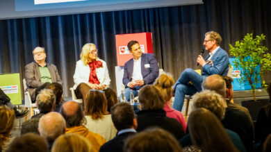 Eckhart von Hirschhausen (von rechts) diskutiert mit Stavros Christidis, Birgit Potrafki und Christian Meyer. 