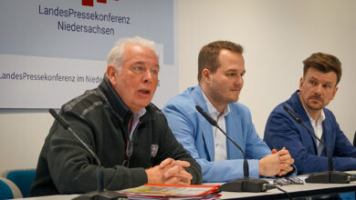 Gunter Reichstein und Landesgeschäftsführer Sebastian Kunde berichten in der Landespressekonferenz mit Fabian Köhler vom Ärger der Friseurinnung. | Foto: Link