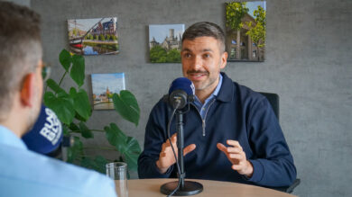 Konstantin Kuhle nimmt mit Niklas Kleinwächter einen Podcast für die Serie "Politiknerds" auf. | Foto: Link