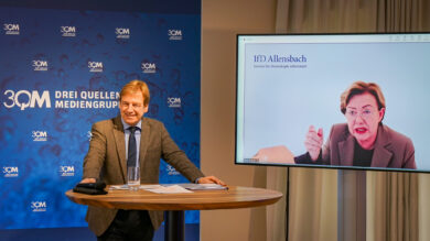 Stellen den "Niedersachsen-Trend 2026" vor: 3QM-Geschäftsführer Volker Schmidt und die live dazugeschaltete Allensbach-Chefin Renate Köcher. | Foto: Link
