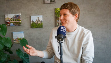 Nils Lüking vom Landesjugendring zeichnet mit Niklas Kleinwächter einen Podcast für die Rundblick-Serie "Politiknerds" auf. | Foto: Link