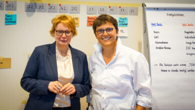 Innenministerin Daniela Behrens (links) und ihre Staatssekretärin Anke Pörksen besuchen die Taskforce Digitalisierung. | Foto: Link