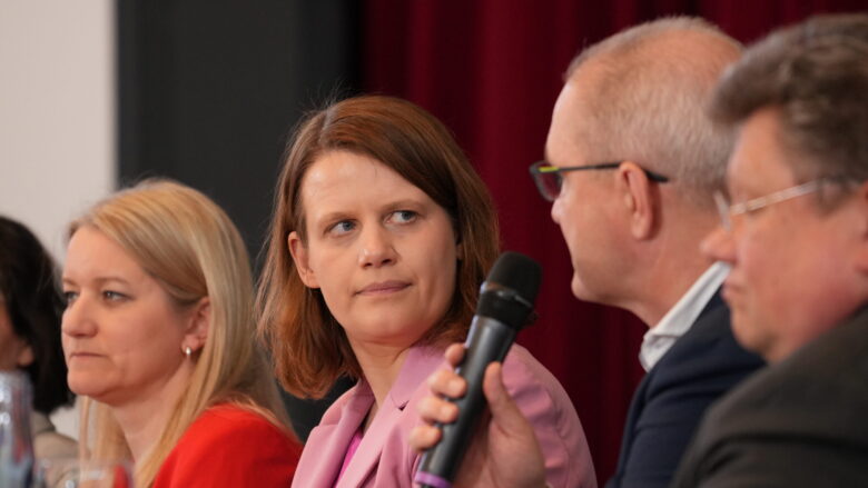 Kultusministerin Julia Hamburg umgeben von Justizministerin Kathrin Wahlmann, Innen-Staatssekretär Stephan Manke und Sozialminister Andreas Philippi. | Foto: Bela Mittelstädt/MK