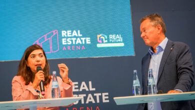 Aygul Özkan und Axel Gedaschko sprechen auf der Real Estate Arena in Hannover über die Wohnungsbaukrise. | Foto: Link