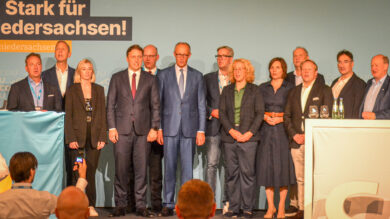 Singen gemeinsam die deutsche Nationalhymne: Friedrich Merz (Mitte) und die CDU-Promis aus Niedersachsen, die sich noch mit ihm sehen lassen wollen. | Foto: Link