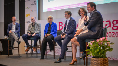 Üben scharfe Kritik am Netzpaket: 

Moderator Martin Brüning, Christian Meyer, Bärbel Heidebroek, Sebastian Lechner, Christine Falken-Großer und Philipp Raulfs. | Foto: Link