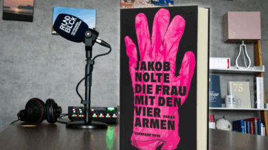 Christian Wilhelm Link und Anne Beelte-Altwig sprechen im Podcast über das Buch "Die Frau mit den vier Armen". | Foto: Lada, Suhrkamp, Montage: RB