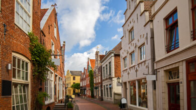 Blick auf die Fußgängerzone in der Altstadt von Stadt Leer, Ostfriesland, Niedersachsen, Deutschland. | Foto: GettyImages/Nordenfan