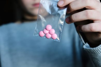 Der Drogentod einer 13-Jährigen schreckt die Politik auf. Können Drug-Checking-Stationen helfen? | Foto: keira01 via Getty Images