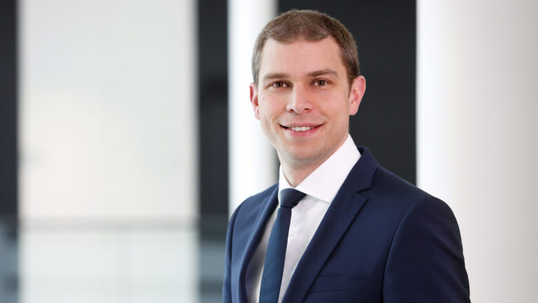 Porträtfoto eines Mannes in Anzug und Krawatte