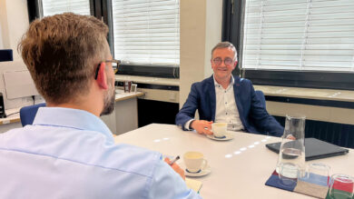 Niklas Kleinwächter (links) spricht mit NLGA-Präsident Fabian Feil über den richtigen Umgang mit der Hitze. | Foto: NLGA