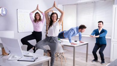 Noch müssen Landesbedienstete in Niedersachsen ihre Yoga-Session im Büro machen. Doch bald gibt es ein Firmenfitnessangebot ihres Dienstherren. | Foto: Andrey Popov via Getty Images