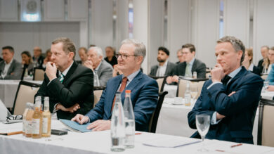Prof. Philipp Bagus (rechts) und Kay Scheller vom Bundesrechnungshof traten als Referenten bei der Tagung der Insolvenzverwalter auf. | Foto: Rostovtsev Photograph