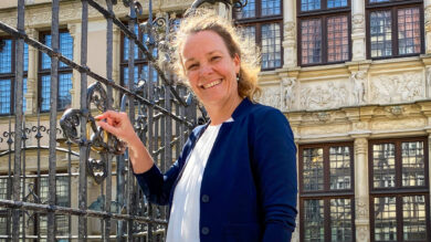 Kulturdezernentin Eva Bender eröffnet die Brunnensaison 2024 in Hannover. | Foto: LHH
