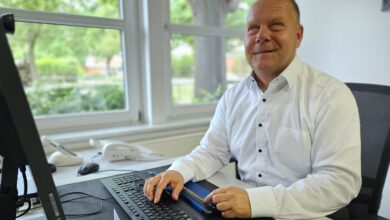 Gerd Schwesig nutzt am PC eine Braille-Zeile. | Foto: BVN