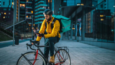 Der Chef ist eine App: Fahrradbote bei der Arbeit. | Foto: Diamond Dogs via GettyImages