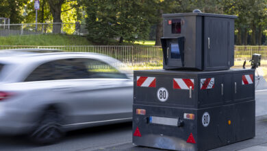 Raser aus dem EU-Ausland kommen auf Niedersachsens Straßen oft straffrei davon. Das soll sich künftig ändern. | Foto: GettyImages/Ilari Nackel