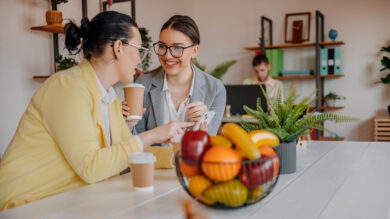 Aus Arbeitgebersicht so wertvoll wie ein 13. Monatsgehalt: Ein Obstkorb im Büro. Zu Mehrweg-Kaffeetassen hat es hier aber leider nicht gereicht. | Foto: : Dejan Marjanovic via Getty Images