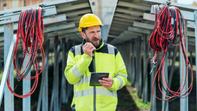 Hallo, Zentrale? Wir haben ein Problem mit der Energiewende. | Foto: GettyImages/YorVen