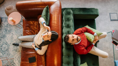 100 Tage Bundesregierung in einem Bild: Man sitzt zwar noch zusammen, aber schon auf getrennten Sofas – und überlegt, wer eigentlich das nächste Gespräch anfängt. | Foto: GettyImages