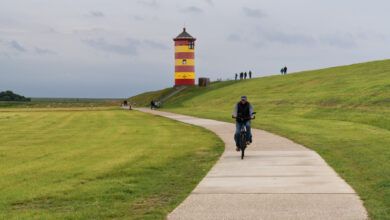 Ein Radfahrer radelt am Leuchtturm von Pilsen vorbei. | Foto: GettyImages/makasana