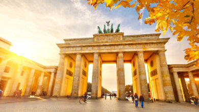 Das Brandenburger Tor in Berlin im Herbst bei Sonnenaufgang. | Foto: GettyImages/sborisov