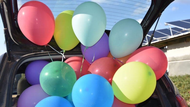 Das Foto zeigt einen Kofferraum voller Luftballons.