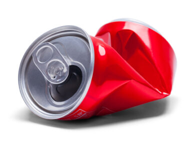 Empty Smashed Soda Pop Can Isolated on White Background. | Foto: Michael Burrell via GettyImages