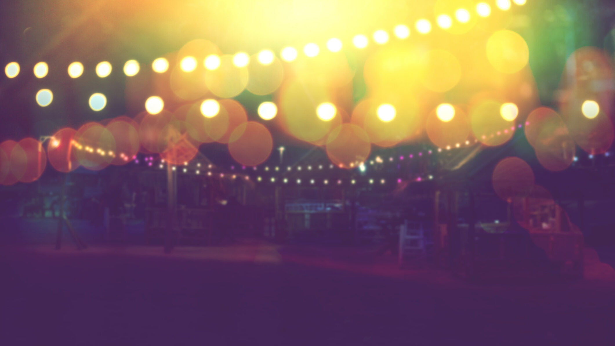 Foto zeigt Lichterkette in der Nacht