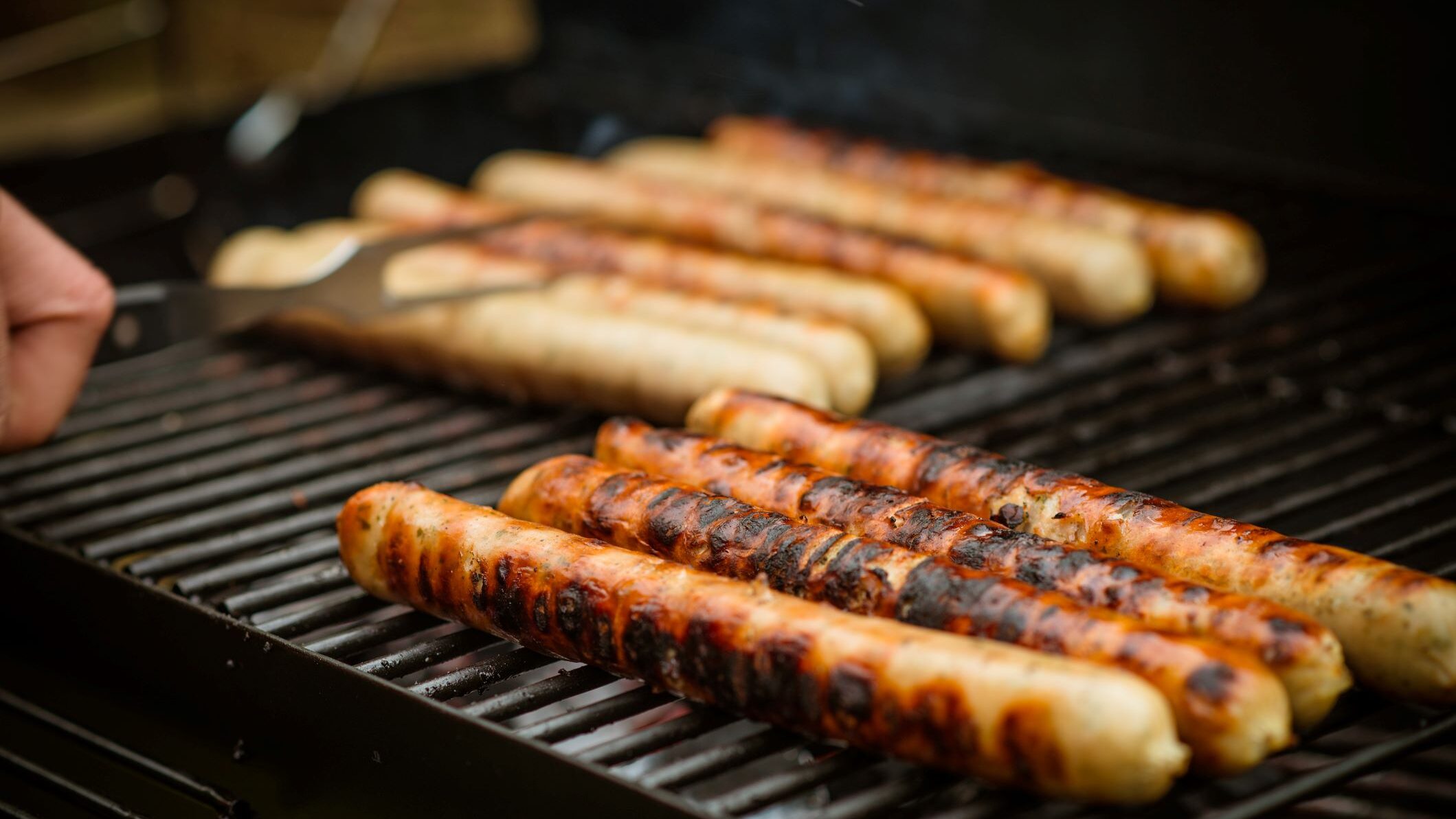 Foto zeigt Bratwurst auf dem Grill