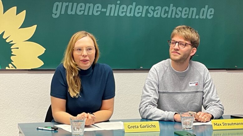 Das Foto zeigt eine Frau und einen Mann vor dem Schriftzug: gruene-niedersachsen.de
