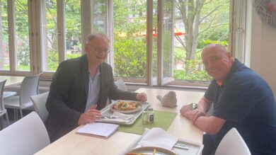 Der Journalist speist, der Begleiter fastet - Ralph Guise-Rübe und Klaus Wallbaum in der Kantine des Landgerichts Hannover. | Foto: Eike Kassebaum