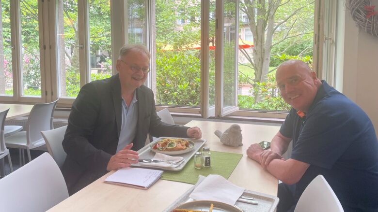 Der Journalist speist, der Begleiter fastet - Ralph Guise-Rübe und Klaus Wallbaum in der Kantine des Landgerichts Hannover. | Foto: Eike Kassebaum