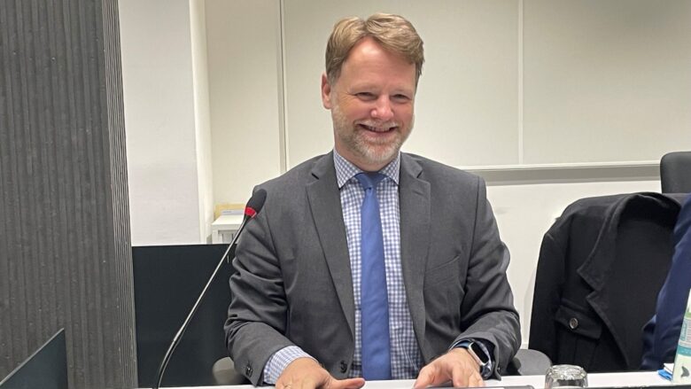 Das Foto zeigt einen lächelnden Mann mit Bart im forum des Landtages.