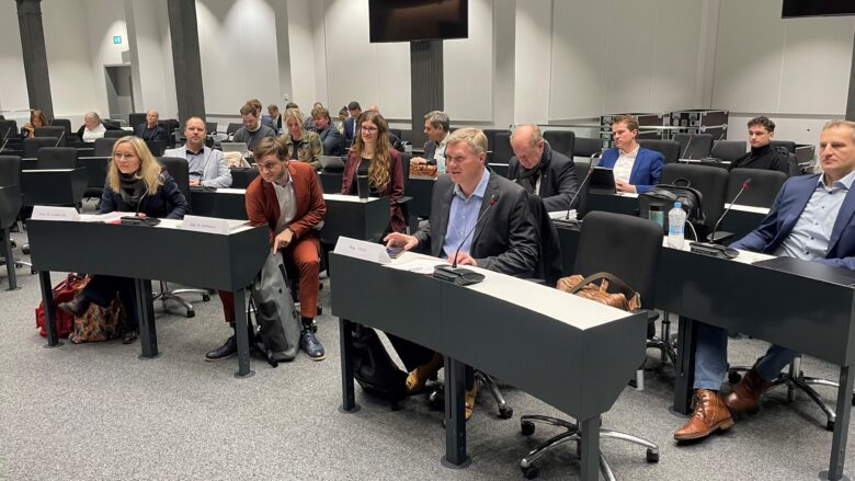 Ein Foto zeigt Abgeordnete an ihren Plätzen im Forum des Landtages.