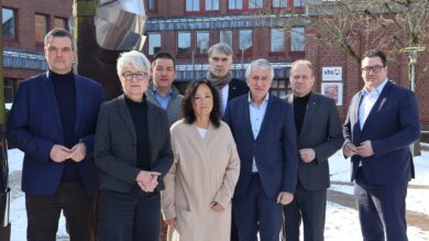Fordern das Land zum Handeln auf (von links): Alexander Saipa (Goslar), Christiana Steinbrügge (Wolfenbüttel), Marcel Riethig (Göttingen), Astrid Klinkert-Kittel (Northeim), Henning Heiß (Peine), Prof. Hubert Meyer (NLT), Gerhard Radeck (Helmstedt) und Tobias Heilmann (Gifhorn). | Foto: Landkreis Helmstedt