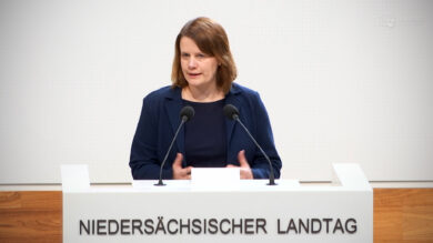 Kündigt die Tablets zu Beginn des Schuljahrs 2026/27 an: Julia Hamburg. | Foto: Plenar-TV/Screenshot