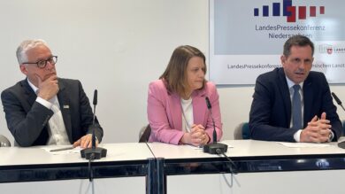 Marco Trips (von links), Julia Hamburg und Olaf Lies verkünden die Einigung zu der Kindergartenfinanzierung. | Foto: Wallbaum