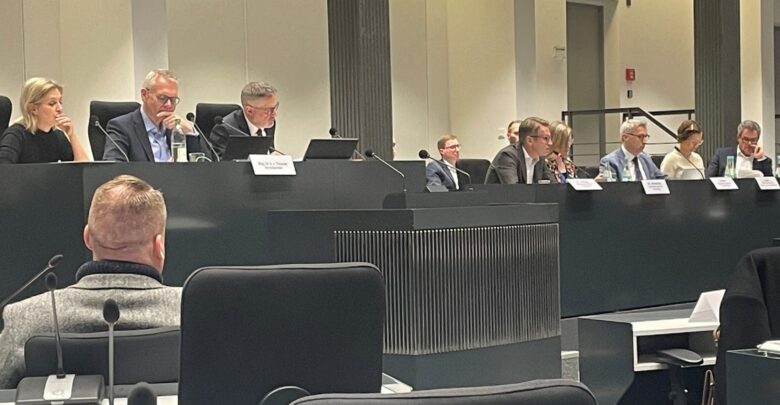 Das Foto zeigt das Podium im Forum des Landtages mit sechs Personen.