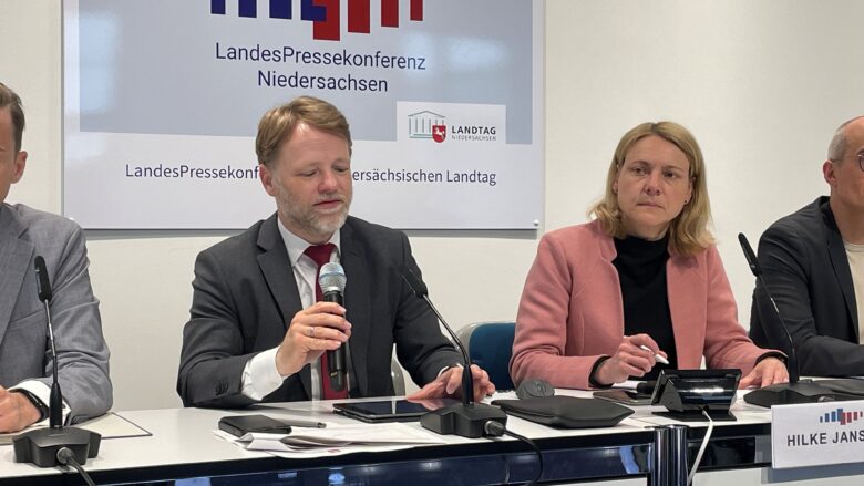 Finanzminister Gerald Heere neben Hilke Janssen von der LPK. | Foto: Wallbaum