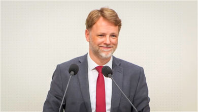 Gerald Heere stellt im Landtag seinen Entwurf für den Haushaltsplan 2027 und 2028 vor. | Foto: Screenshot/Plenar-TV