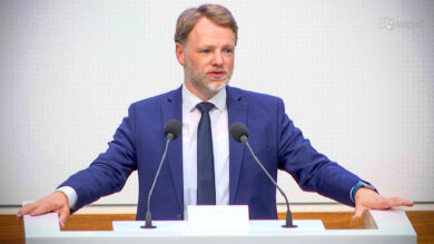 Gerald Heere kündigt einen Gesetzentwurf zur Beamtenbesoldung für die zweite Jahreshälfte an. | Foto: Screenshot/Plenar-TV