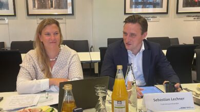 Haben Fragen an Falko Mohrs: Fraktionsgeschäftsführerin Carina Hermann und Fraktionschef Sebastian Lechner. | Foto: Wallbaum