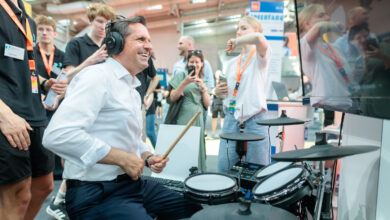 Olaf Lies sitzt auf der Ideen-Expo am Schlagzeug. | Foto: Ideen-Expo