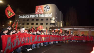 "Advent, Advent – die Zukunft brennt!“: Vor dem VW-Werk in Osnabrück wird demonstriert. | Foto: Heiko Stumpe